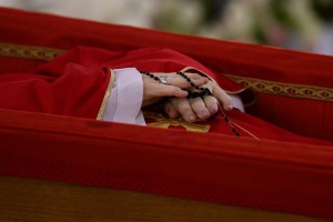 ciało papieża Franciszka w trumnie
